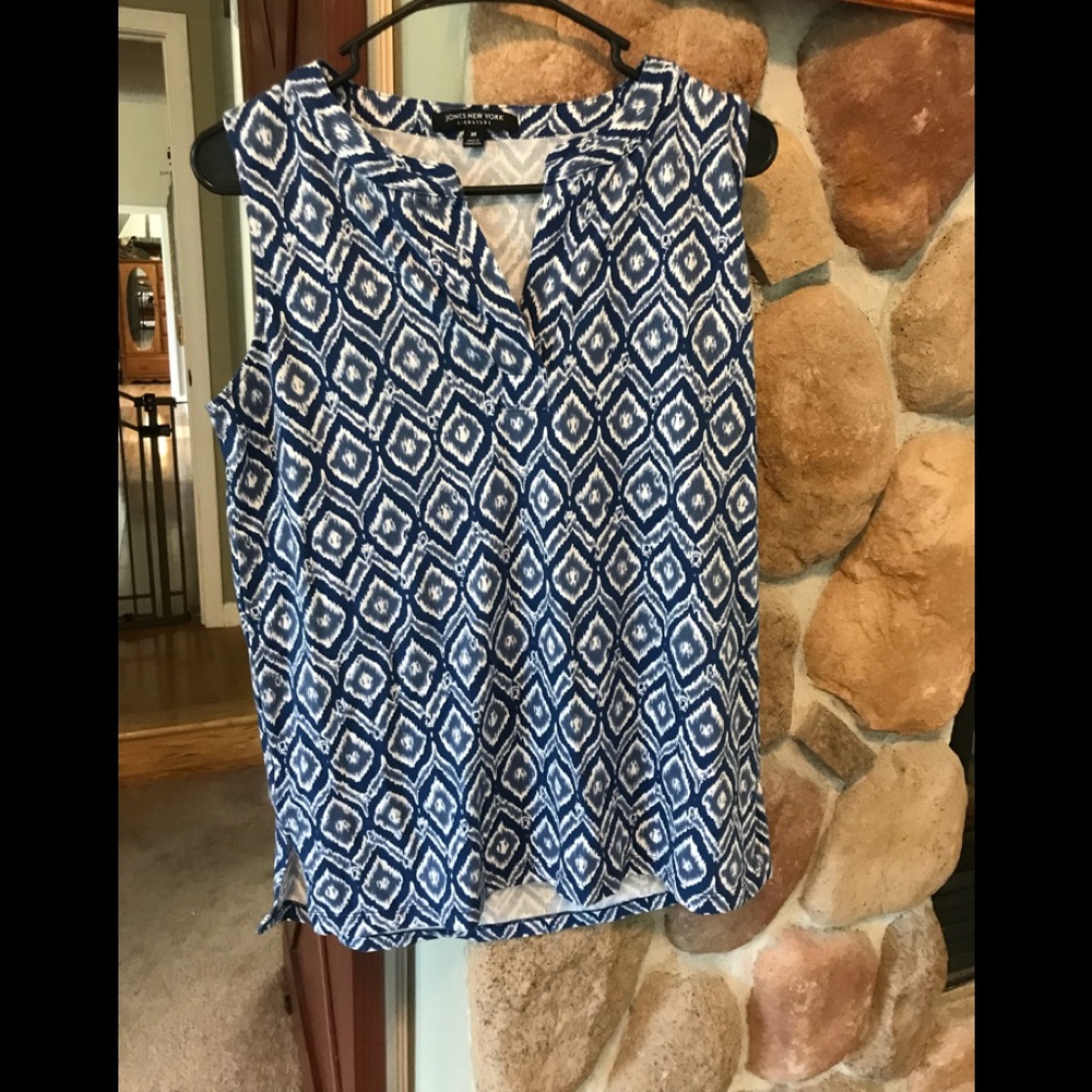 Jones New York sleeveless v-neck top